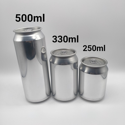 Las latas de bebida de aluminio los refrescos de 330 ml adelgazan las latas con el anillo de tirón abierto fácil